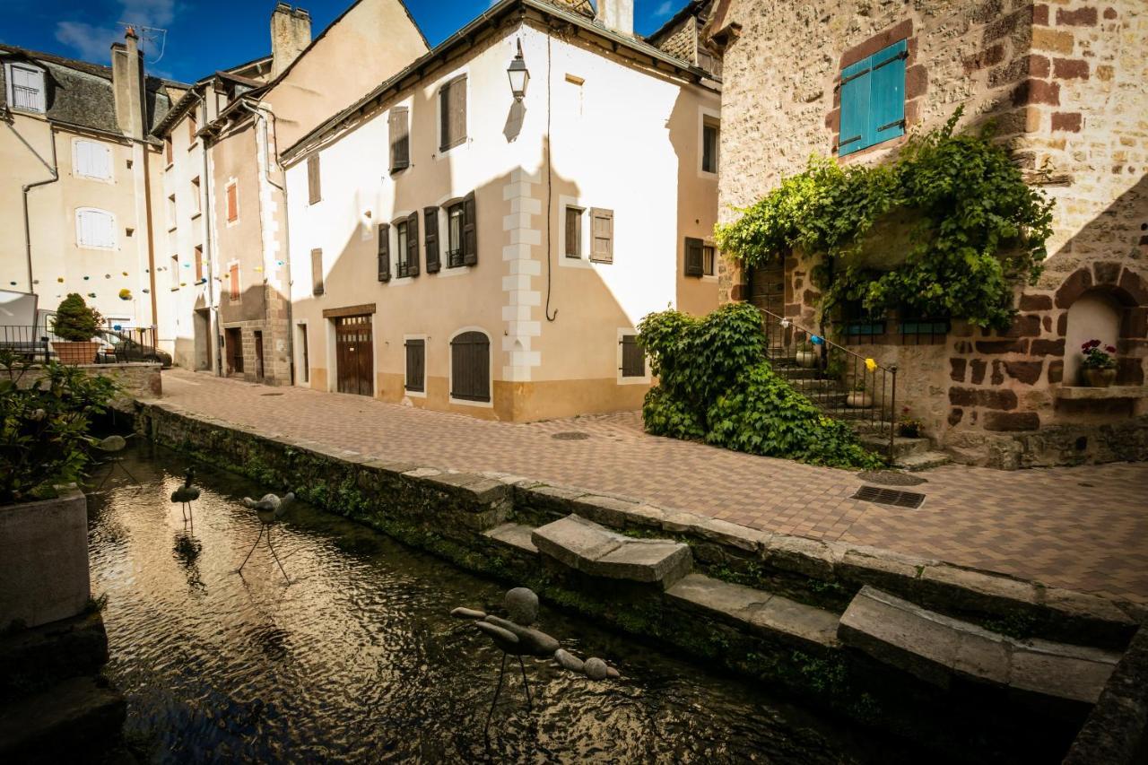 Logis Hotel Restaurant Du Commerce La Canourgue Exterior photo